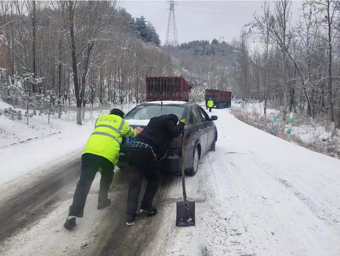 雪天高速路两车相撞第二车道被占 交警变身“推车哥”消除隐患