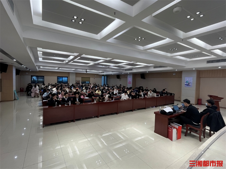 长沙航院特邀企业高管进课堂 助力大学生高质量就业