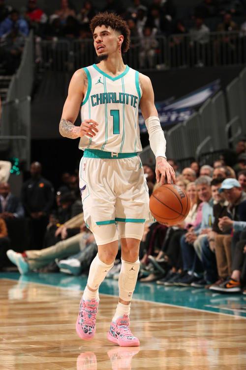 鲍尔32+10布克39分 黄蜂胜太阳终结10连败