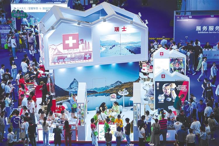 一站式览全球潮品!第四届消博会首个社会公众开放日市民观展热情高涨